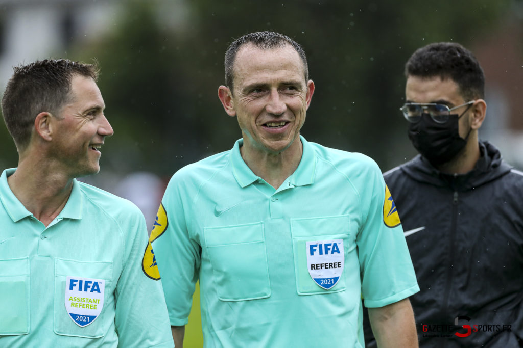 ÉDITO : Le poids de l’arbitrage amateur