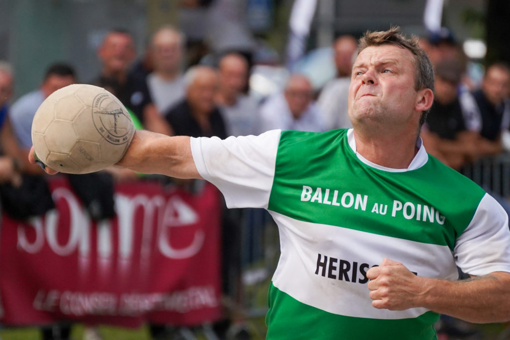 FOCUS CLUB : Le ballon au poing, entre passion et tradition